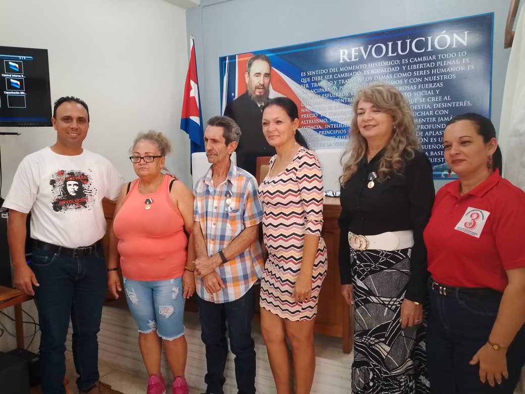 📢📢 Con #HonorHolguinero se reconocen a Juan Antonio Figueira Piñeda Jefe Dpto de Precio y Sonia Font Especialista del Dpto de Control con la medalla Armando Hart por los 30 años de servicio a la Administración pública.
#HonorHolguinero 
#FinanzasyPrecios 
#100AñosConFidel