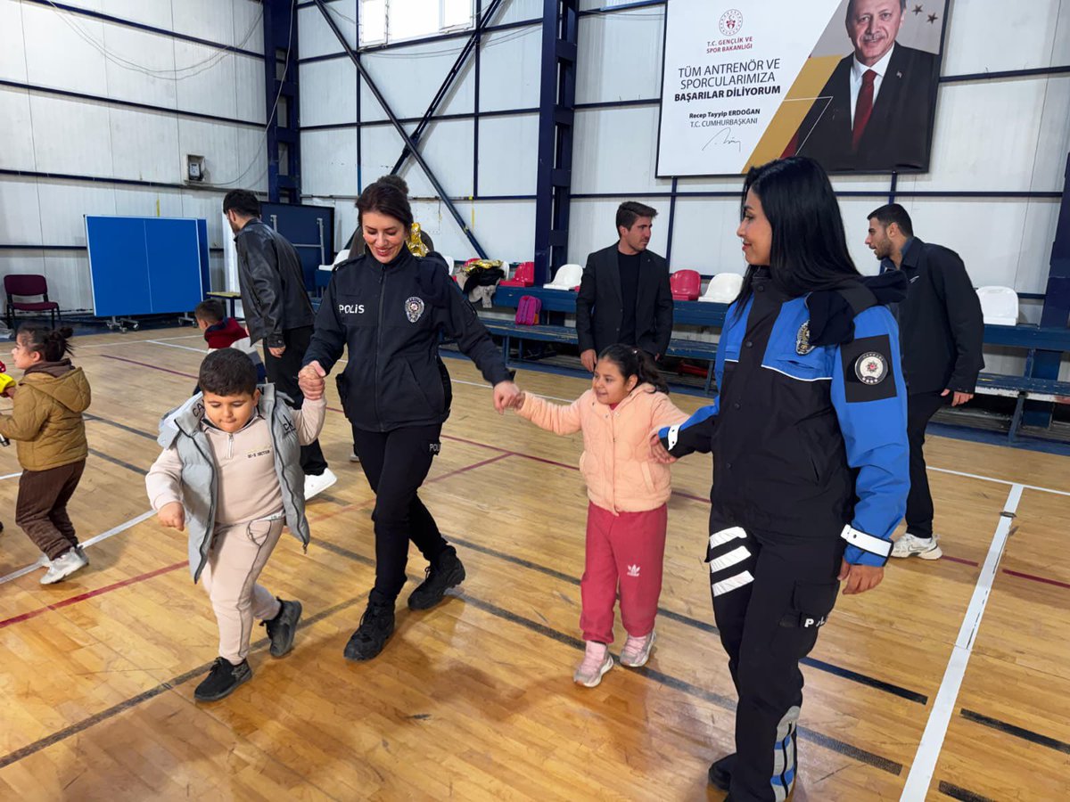 🚩3 Aralık Dünya Engelliler Günü vesilesiyle düzenlenen etkinliğimizde, çocuklarımız polis teşkilatımızın değerli mensuplarıyla buluşarak unutulmaz bir gün geçirdi. 
<a href="/tcmeb/">Millî Eğitim Bakanlığı</a> <a href="/Yusuf__Tekin/">Yusuf Tekin</a> <a href="/Hakkari_MEM/">Hakkari İl Milli Eğitim Müdürlüğü</a> <a href="/nrtttin_ylmz/">Nurettin YILMAZ</a> <a href="/CukurcaKaymakam/">Çukurca Kaymakamlığı</a>