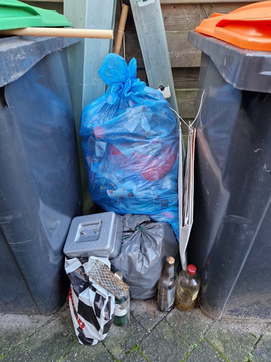 Lunchwandeling door het #Valckesteynsebos
Weer het bos ontdaan van zaken die er niet thuis horen.
Mooie samenwerking met <a href="/ALBRANDSWAARDzh/">gem. Albrandswaard</a> die zijn vanmorgen weer langs gereden om het op te halen.
#Supportervanschoon #TrashWalking #zwerfieNL #Poortugaal #Albrandswaard