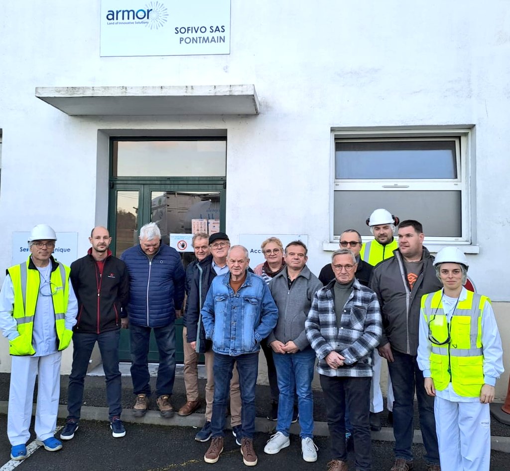 [#Syndical] Après leur réunion cantonale ce matin, en présence du président <a href="/renaudierflo/">renaudier florent</a>, les adhérents <a href="/fdsea53/">FDSEA53</a> de <a href="/Landivy53/">Landivy</a> se sont rendus dans l'entreprise #Sofivo #Armor à #Pontmain, notamment spécialisée dans la production de poudre de 🥛🍼. <a href="/FNSEA/">La FNSEA</a> <a href="/FNPLait/">FNPL</a> <a href="/FRSEAOlait/">FRSEA Ouest section lait</a>