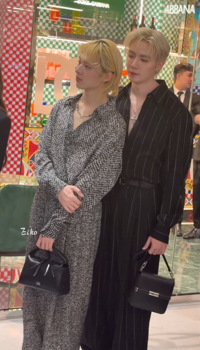 sschiee's tweet image. กรุไม่ได้บ้าโพ(บ้า) ดูดิ ยืนท่าเดียวกัน ถือกระเป๋าเหมือนกัน แต่ภาพออกมาแบบ🫣