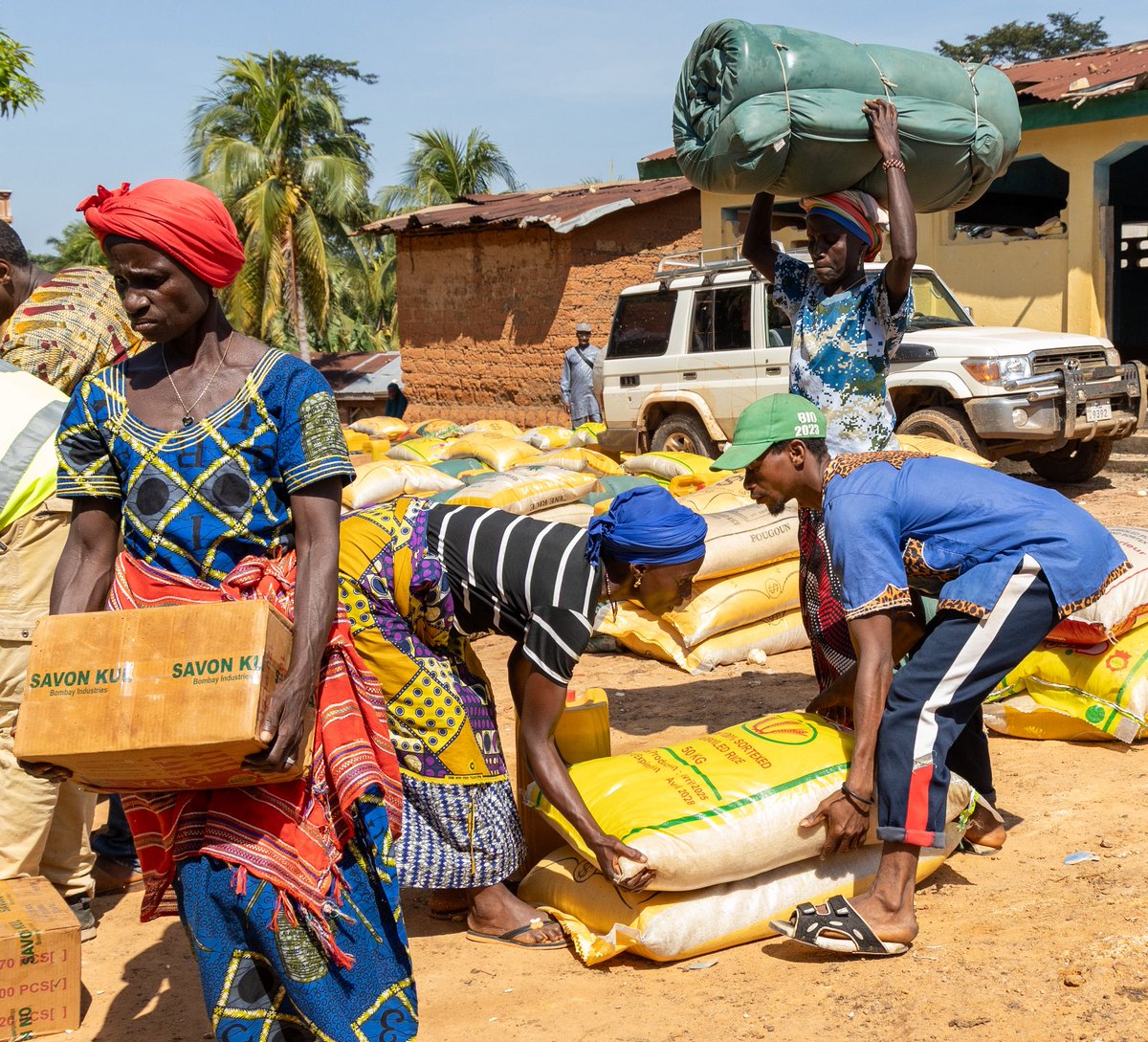 🚨Assistance d’urgence
À la suite d’un cas de meurtre ayant provoqué des affrontements, les habitants du village de GBESSE ont fui pour se mettre en sécurité.
Plus de 70 familles déplacées, des maisons et moyens de subsistance incendiés.

Plus d’infos ▶️: anguch.gov.gn