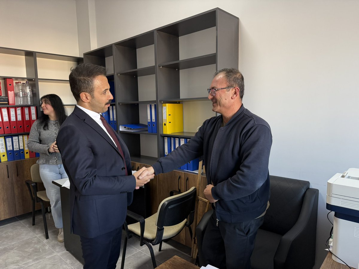 CicekdagiK's tweet photo. Kaymakamımız Sayın Durdu Yavuz ÖĞÜT, Dünya Engelliler Günü dolayısıyla ilçemiz kurumlarında görev yapan personellerimizi ziyaret ederek günlerini kutladı. Ardından ilçemizde ikamet eden Çiçek ailesinin değerli evladı Rıdvan Çiçek ile hanelerinde sohbet edip gününü tebrik etti. https://t.co/LkEedUtyY2