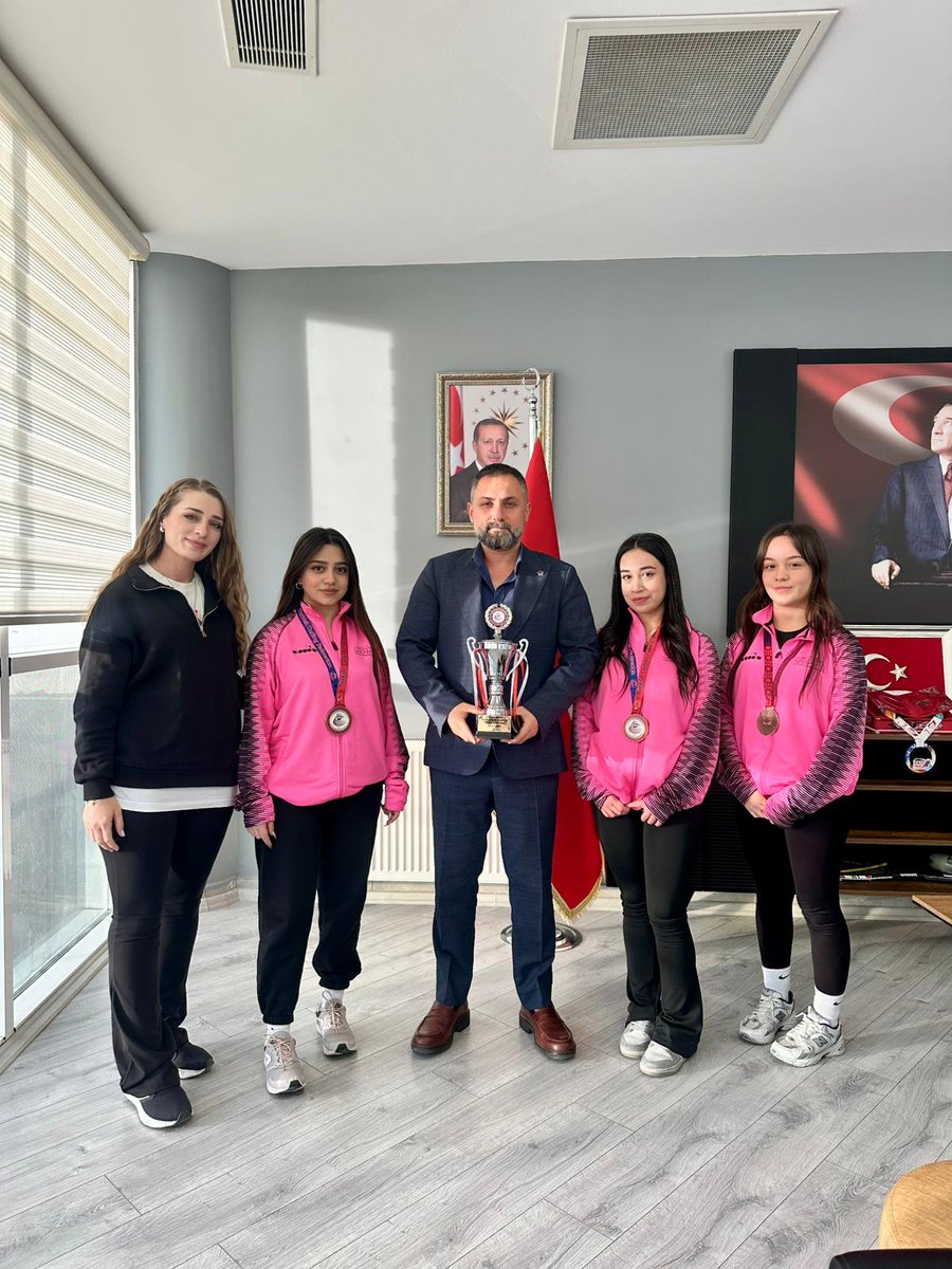 GbbGenclikSpor's tweet photo. 🏆 Floor Curling Kulüpler Şampiyonası’nda sporcularımız Zeynep Yıldırım, Gülçin Şahin ve Fatma Bakırtaş, gösterdikleri üstün performansla Türkiye 3.’sü oldu!🥉

Bu başarıyla birlikte takımımız Milli Takım seçmelerine katılmaya hak kazandı.🏆 https://t.co/KkqpQtKxd8
