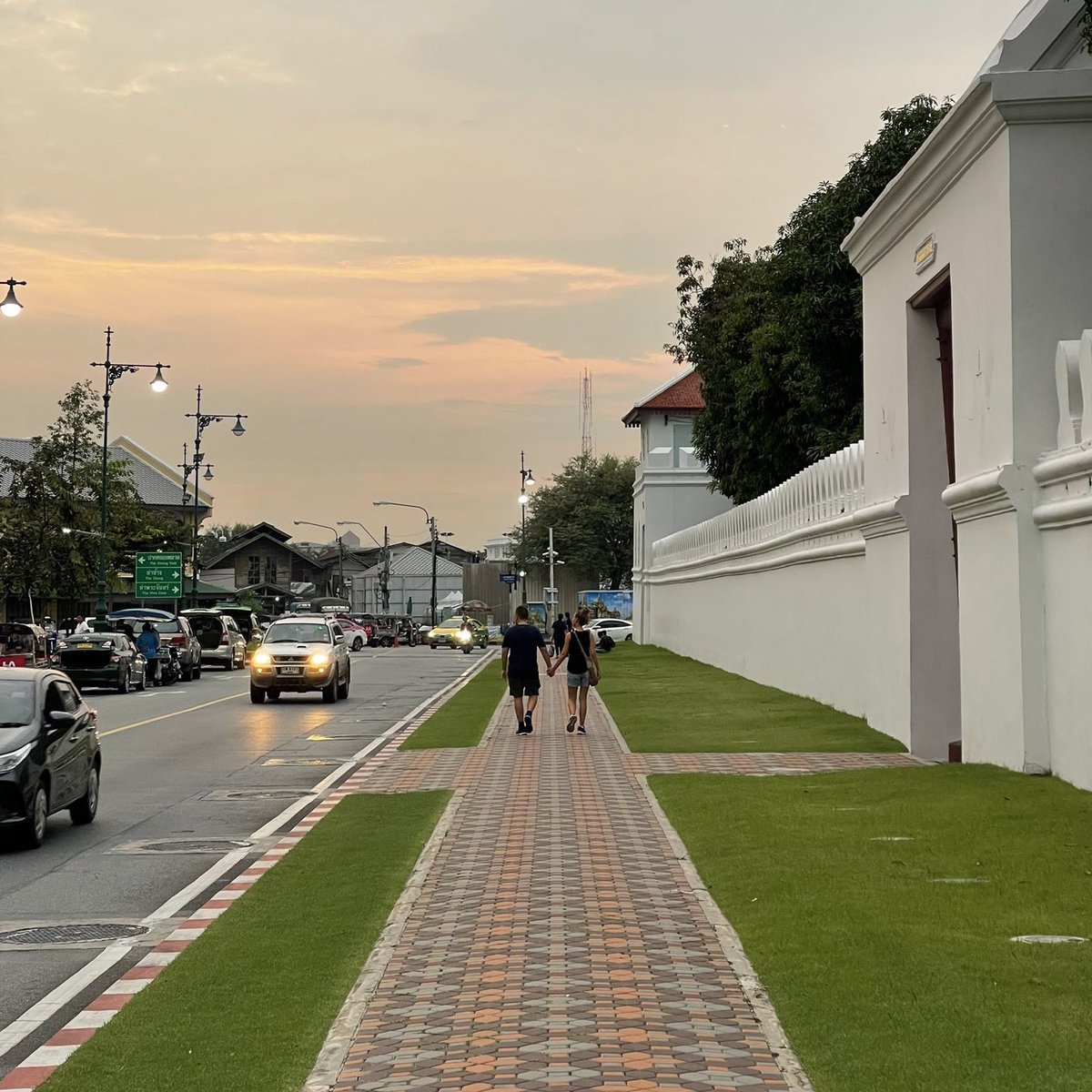 sfkkfs_'s tweet image. เชียร์ไปเดินเล่น/เดินกินแถวปากคลอง - ท่าเตียน 
ช่วงเย็นๆ - ค่ำๆมืดๆหน่อย = สวยมาก ชิลมาก 🌷🔆

- ซื้อดอกไม้ถ่ายรูปที่ปากคลอง 
- เดินถ่ายรูปตามกำแพง/วัด /วิวทั่วไป 
- เหนื่อยแวะกินเค้ก / ไอติม / ชูโร (A pink rabbit /  Before sunset /After Sunrise) 
- ถ่ายรูปตอนเย็นกับวิววัดอรุณ 
-…