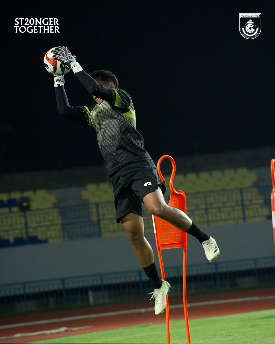 gresikutdFC's tweet image. Skuad Gresik United berlatih malam hari untuk membiasakan ritme jelang pertandingan terdekat. 🌛

#GresikUnited #LaskarJokoSamudro #ST20NGERTOGETHER #DailyTraining