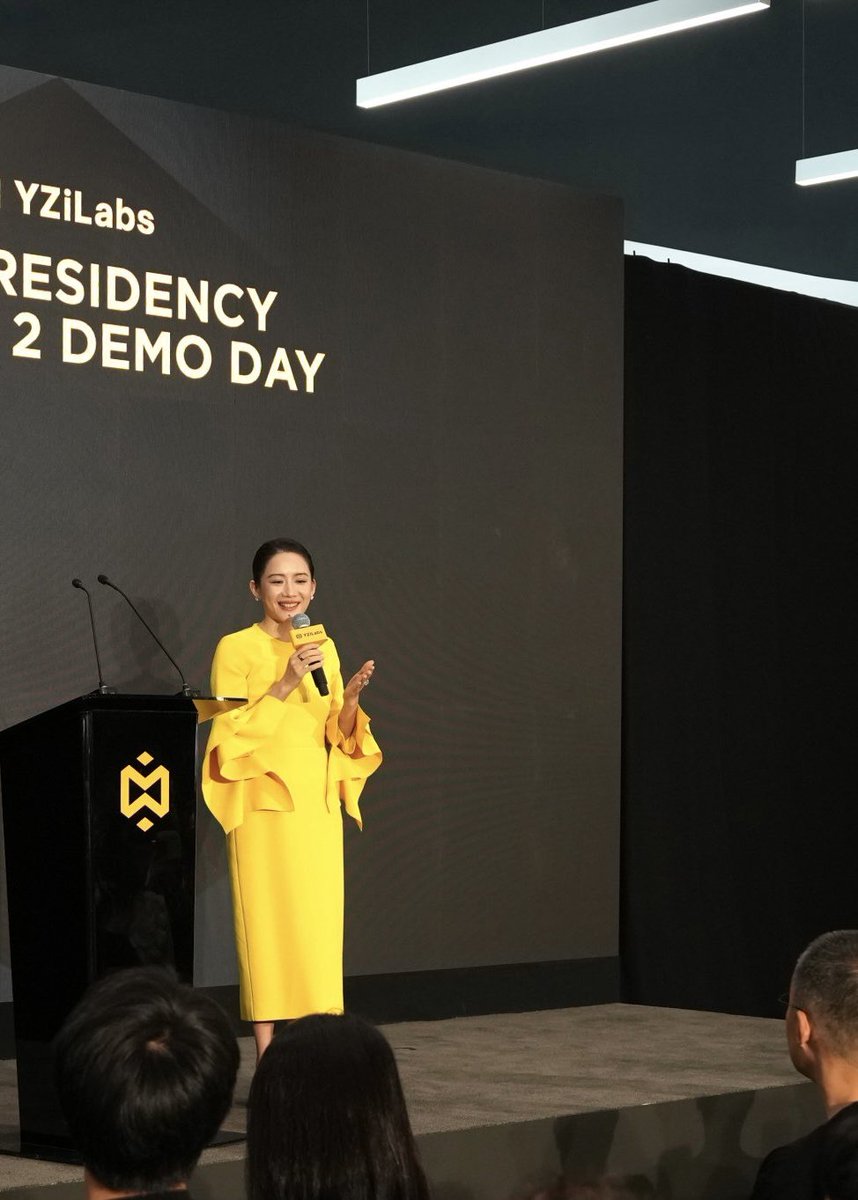 Ccweb3hub's tweet image. 恭喜@heyibinance  一姐出任CEO🎉，

有幸跟着CEO见了CEO🥹

实习生的一天圆满了！

@cz_binance  @Leonard_Aster