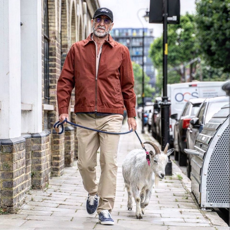 KodroMagazine's tweet photo. Eric Cantona está con una cabra. https://t.co/rznZR6xQ7i