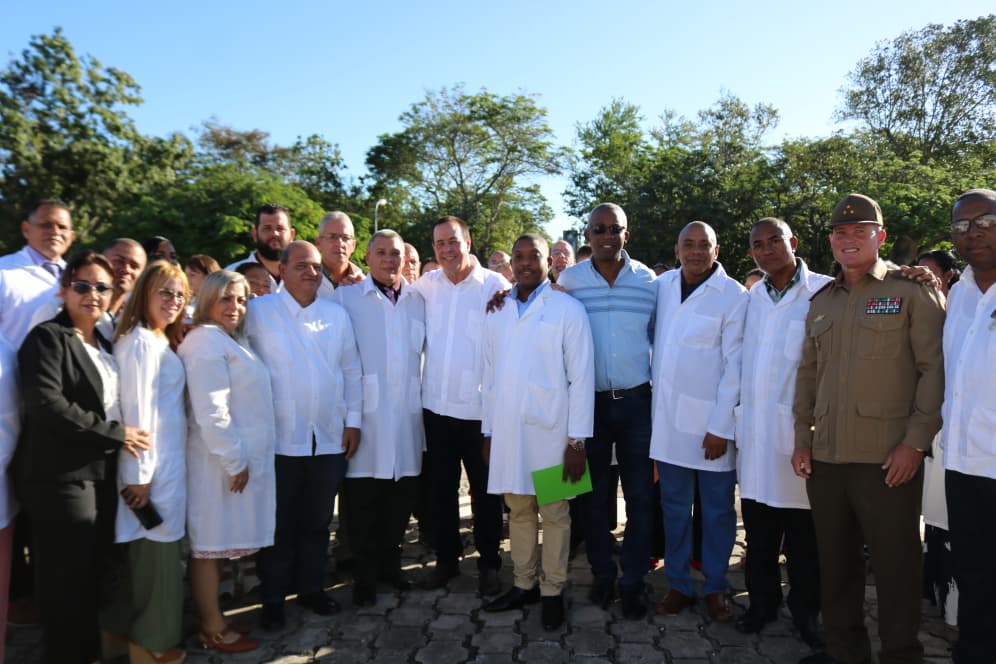 🫶🩺Nos llena de orgullo, en este Día de la Medicina Latinoamericana, reconocer a valientes del ejército de batas blancas, quienes con su incansable trabajo y dedicación han marcado una diferencia significativa en la Salud Pública 🇨🇺, en medio de complejos escenarios 👏.