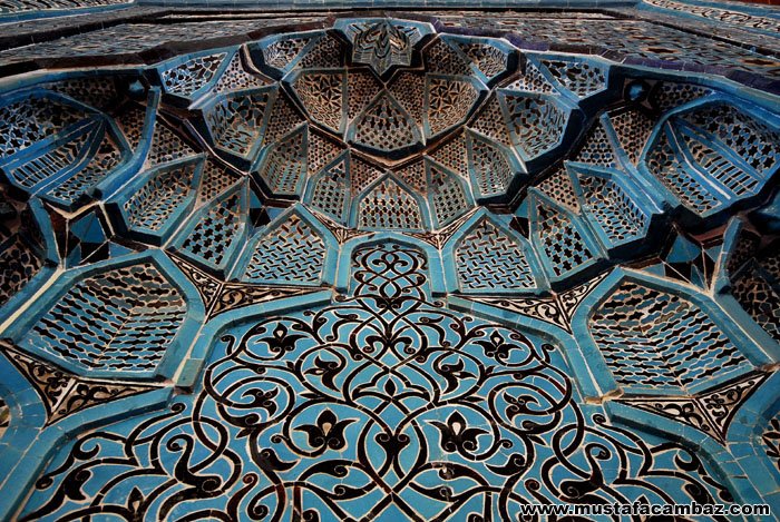 "Hakikatte Selçuklu rönesansı,vakitsiz bastıran kar fırtınaları altında yeşeren baharlara benzer."
(Ahmet Hamdi Tanpınar)
Fotoğraflar sırayla:
Konya Sahip Ata Camii Taç Kapısı
Konya İnce Minareli Medrese Taç Kapısı
Konya Karatay Medresesi kubbesi
Konya Sahip Ata Camii mihrabı