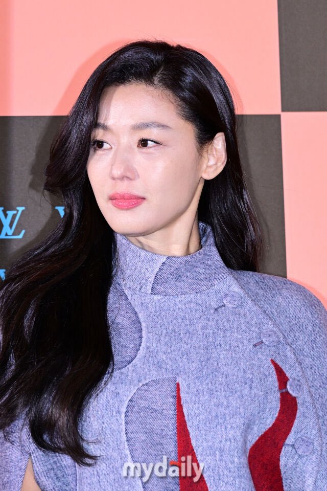 セール中…チョン・ジヒョン直筆サイン入り2Lサイズ写真…Jun Ji-hyun… 251203] Jun Ji hyun at the Louis Vuitton's Visionary Journeys