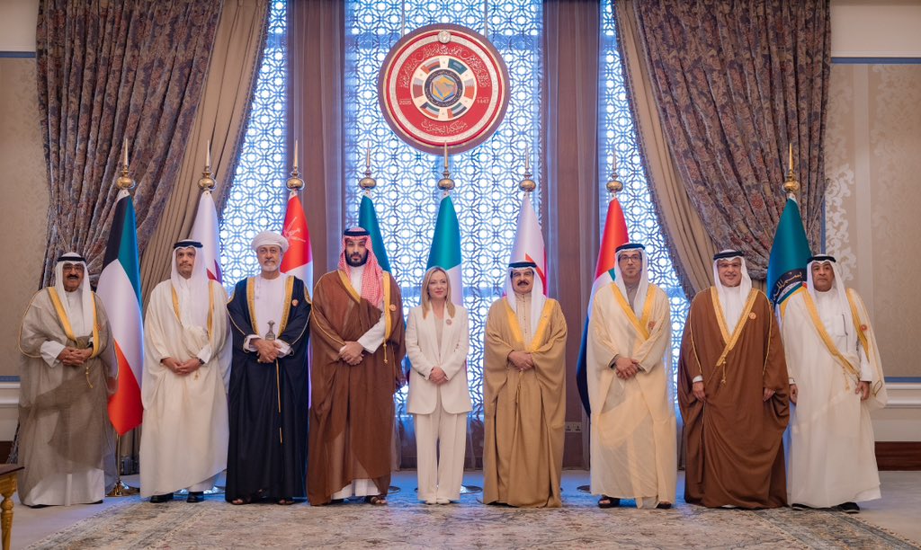 BahrainCPnews's tweet image. His Majesty King #Hamad_bin_Isa Al Khalifa, His Royal Highness the Crown Prince and Prime Minister, #Salman_bin_Hamad Al Khalifa, the leaders of #GCC countries, and the heads of delegations participating in the 46th Gulf Cooperation Council Summit, participate in a group photo…