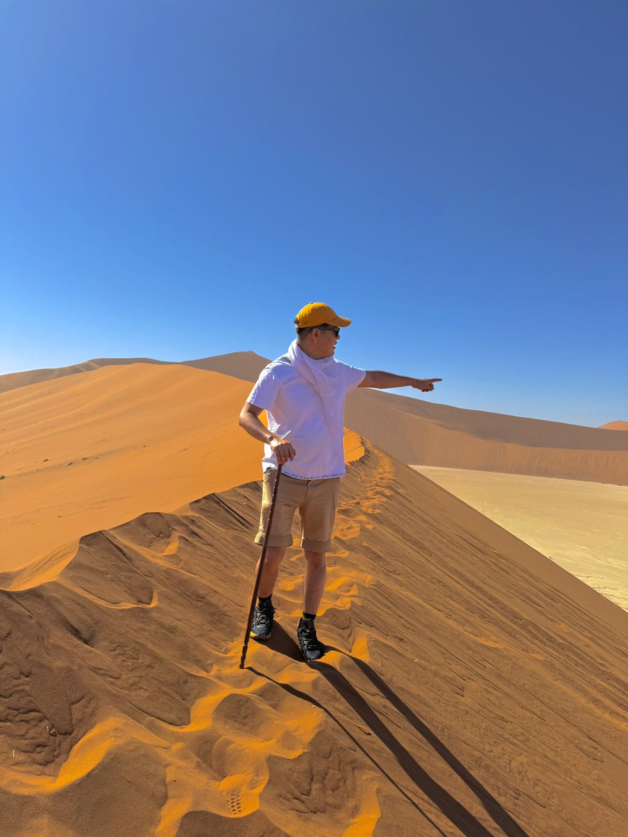 Контент гэдэг зүйл хил хязгааргүй болжээ. +41 хэмийн халуунд Намибийн элсэн манхан дунд алхаж байгаад танилцсан намиби залуу манай The <a href="/1mongolz/">The MongolZ</a> багийн үнэнч фэн байж таарав. Багийг нь дэмжин авсан цамц, оймсны Mongolz бичигтэй оймсыг минь хараад өөрөө ирж танилцаад баахан оймсны