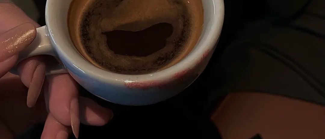 — يقول البدر :
مستحيل إنّ تكون قهوتي مـُره
     وأنت ضيفُ افكاري .