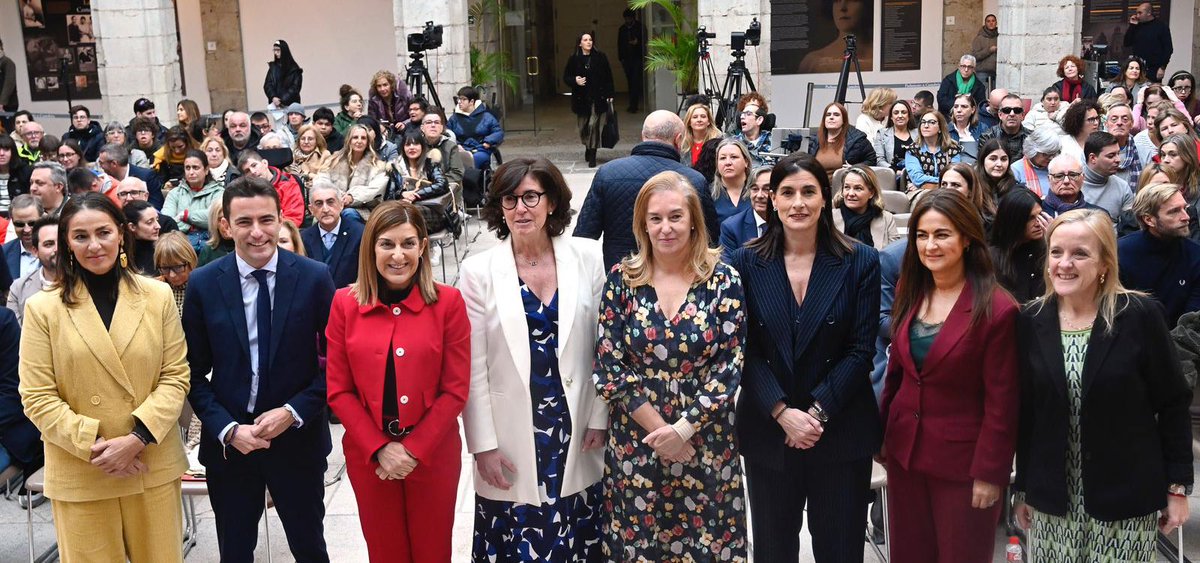 Zgancedo's tweet photo. Con las asociaciones del sector de personas con #discapacidad. Gracias @Cermi_Estatal #cermicantabria por hacernos llegar su mensaje de una manera tan didáctica y sentida.
Parlamento de Cantabria #diamundialdeladiscapacidad
#diainternacionaldelaspersonascondiscapacidad https://t.co/QefJbvp7Th