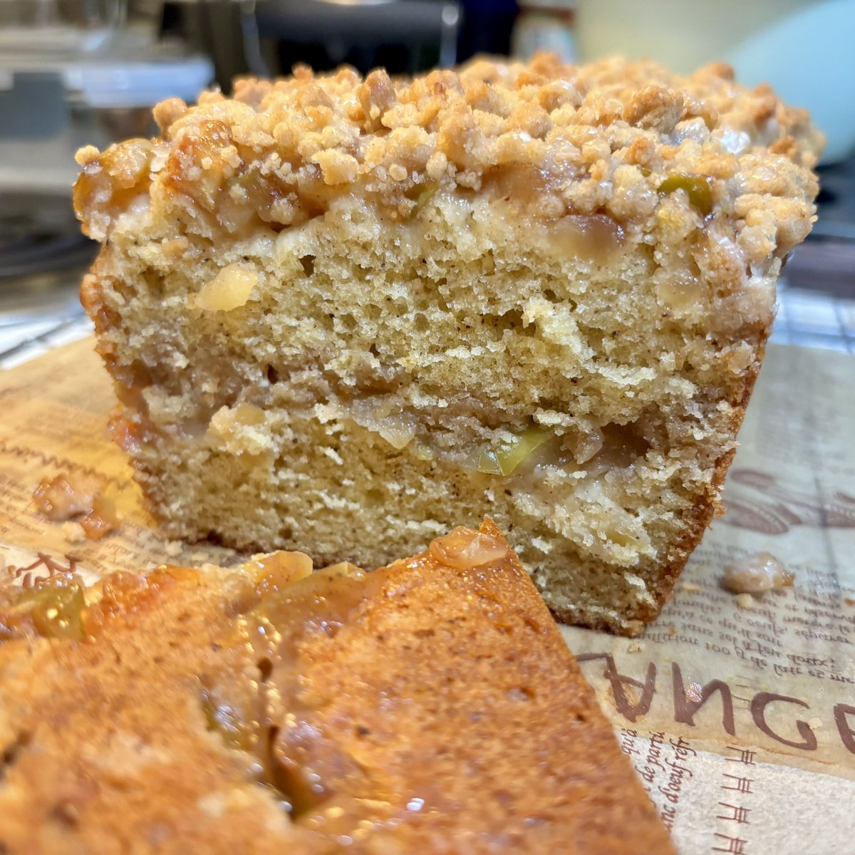 ohaiyokaiyo's tweet image. apple crumble loaf #k9kitchen