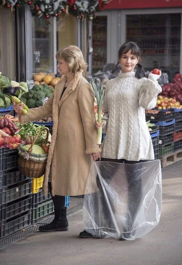 historyinmemes's tweet image. A mother and her daughter at a Budapest market in 1987, and the same pair at a Budapest market in 2020.
