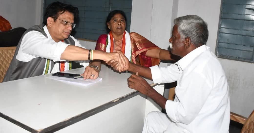 ajaydharamsingh's tweet image. ಆಂಧ್ರ ಪ್ರದೇಶ್ ರಾಜ್ಯದ ಅನಂತಪುರ ಜಿಲ್ಲೆಯಲ್ಲಿ  ಆಯೋಜಿಸಲಾಗಿದ್ದ  ಸಂಘಟನ್‌ ಸೃಜನ್‌ ಅಭಿಯಾನ ದಲ್ಲಿ ಸಕ್ರಿಯವಾಗಿ ಪಾಲ್ಗೊಳ್ಳಲಾಯಿತು. ಈ ಮಹತ್ವದ ಅಭಿಯಾನದ ಭಾಗವಾಗಿ,  ರಪ್ತಡು  ಮುಖಂಡರೊಂದಿಗೆ ಸಭೆಯನ ಉದ್ದೇಶಿಸಿ ಮಾತನಾಡಲಾಯಿತು.

ಸಂಘಟನೆಯ ಬಲವರ್ಧನೆ ಮತ್ತು ಪಕ್ಷದ ರಚನಾತ್ಮಕ ಕಾರ್ಯಗಳ ಕುರಿತು ಪ್ರಮುಖ ವಿಚಾರಗಳನ್ನು ಮಂಡಿಸಿ, ಸ್ಥಳೀಯ…