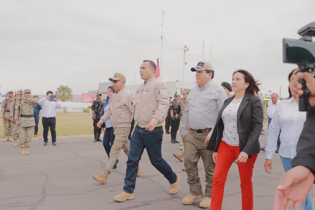 El presidente José Jerí, junto a varios ministros, llegó este miércoles 3 de diciembre a #Tacna para participar en diversas actividades y reunirse con autoridades locales. El mandatario fue recibido por el Gobernador Regional en el Aeropuerto Carlos Ciriani. <a href="/presidenciaperu/">Presidencia del Perú 🇵🇪</a>