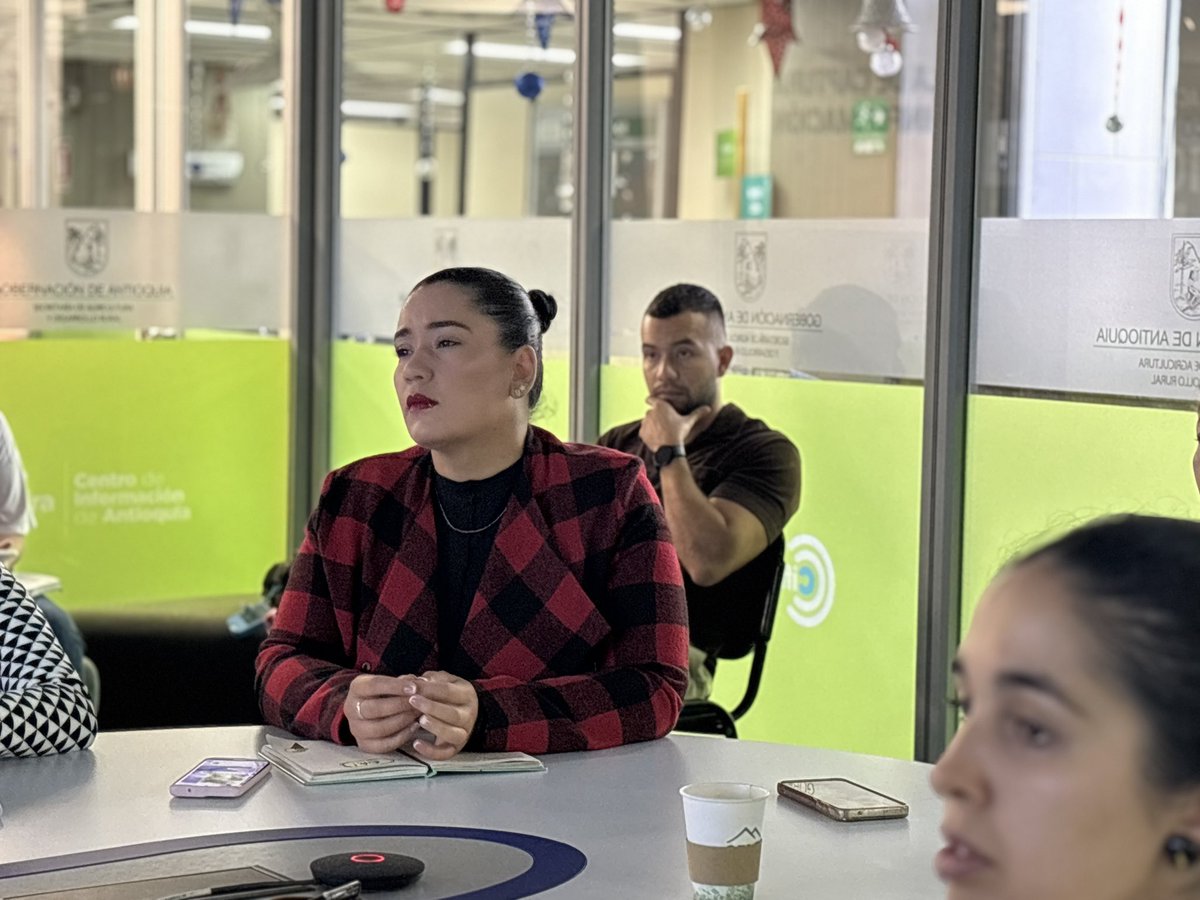 En la Tercera Sesión del Pilar de Sostenibilidad 2025, seguimos fortaleciendo el compromiso con un futuro energético más eficiente y limpio para Antioquia. Desde GEN+, junto a la Dirección Mineroenergética, impulsamos el uso de fuentes no convencionales y la eficiencia energética