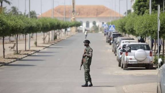 6/6 Lições e ilações das Eleições Gerais na Guiné-Bissau: FORÇAS DE DEFESA E SEGURANÇA - independentemente do futuro do país não terão outro caminho se não uma estrutural reforma sobre seu mandato, competências, para ganhar a confiança de toda a sociedade. Esse é desafio do país.