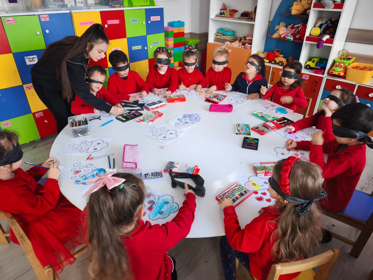 💖 Bugün, minik yüreklerimiz gözlerini kapatarak, farklı bir dünyaya adım attılar.

💛 Gözlerini bağladılar ve etraflarındaki renkleri, şekilleri, ışıkları bir anda kaybetmenin ne demek olduğunu hissetmeye çalıştılar.

💐 3 Aralık Dünya Engelliler Günü Kutlu Olsun!