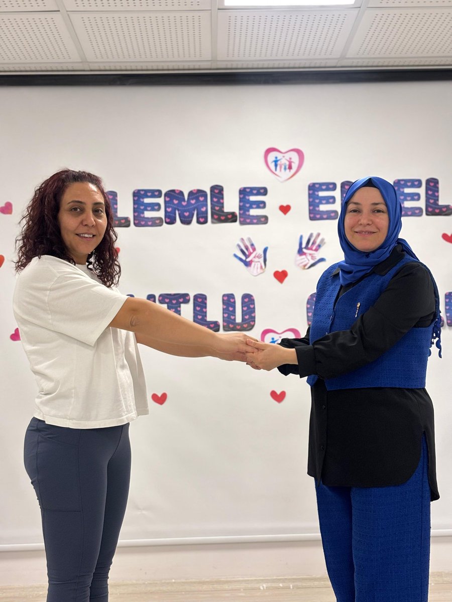 MinikEller21's tweet photo. Ailemle El Ele Mutlu Günlere Projesi kapsamında bugün Selahaddin Eyyubi Anaokulu öğretmen ve öğrencileriyle el ele oyunları oynadık. https://t.co/JXNRBsFuFm