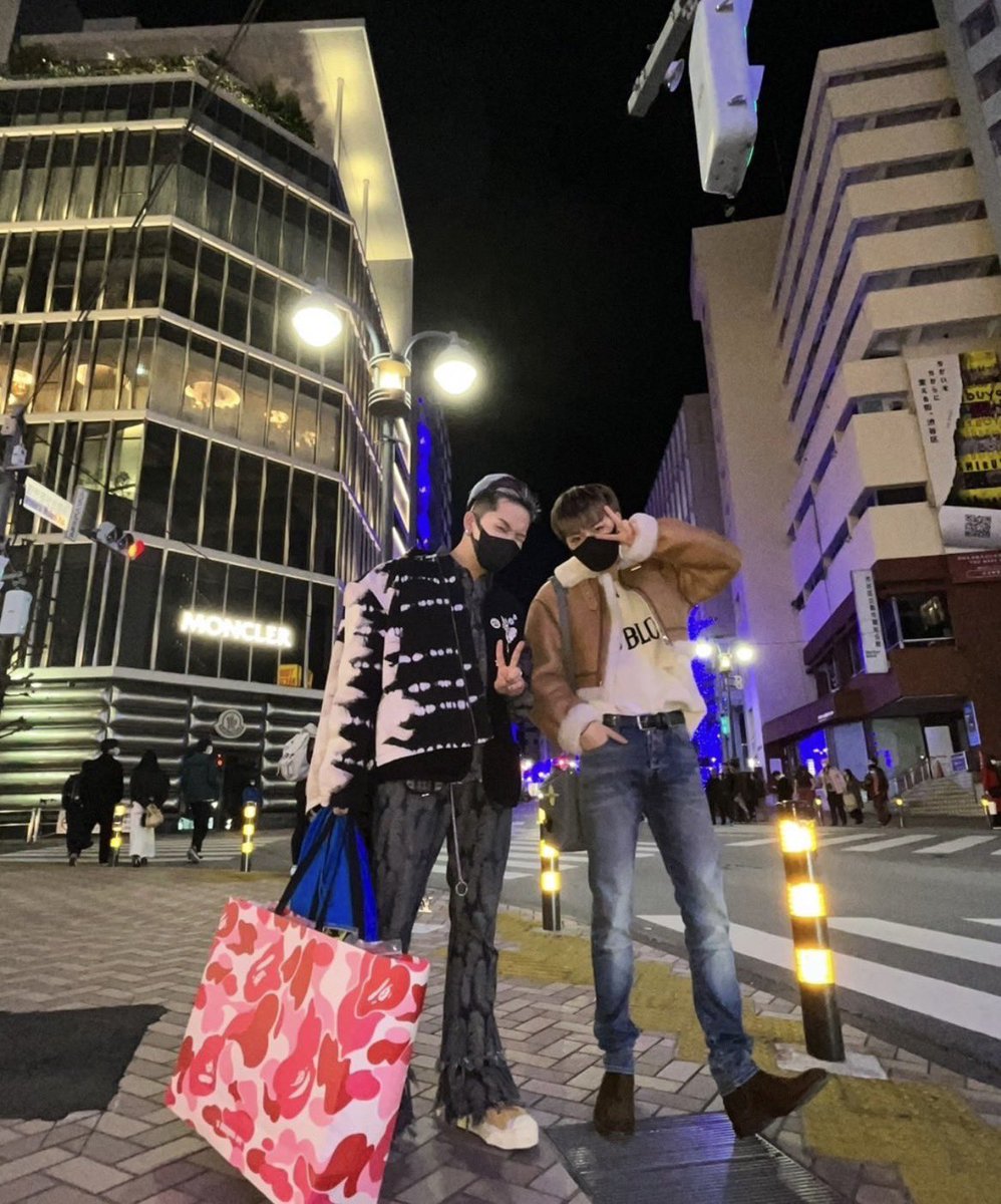 treasuremembers's tweet image. 내 영원한 동생 도영이 생일축하한돠아아아아아아ㅏ앙ㅇ 와 이번 축하로 드디어 너 생일 10번째 축하해주네 🥹🤩 10년 동안 철없는 형 옆에 같이 있어줘서 너무 고생 많았고 앞으로도 잘 부탁한당💜💜💜 내 학교 후배이자 네이버후드이자 입사동기이자 제일 아끼는 동생 도영아 누구보다 행복하고 너가…