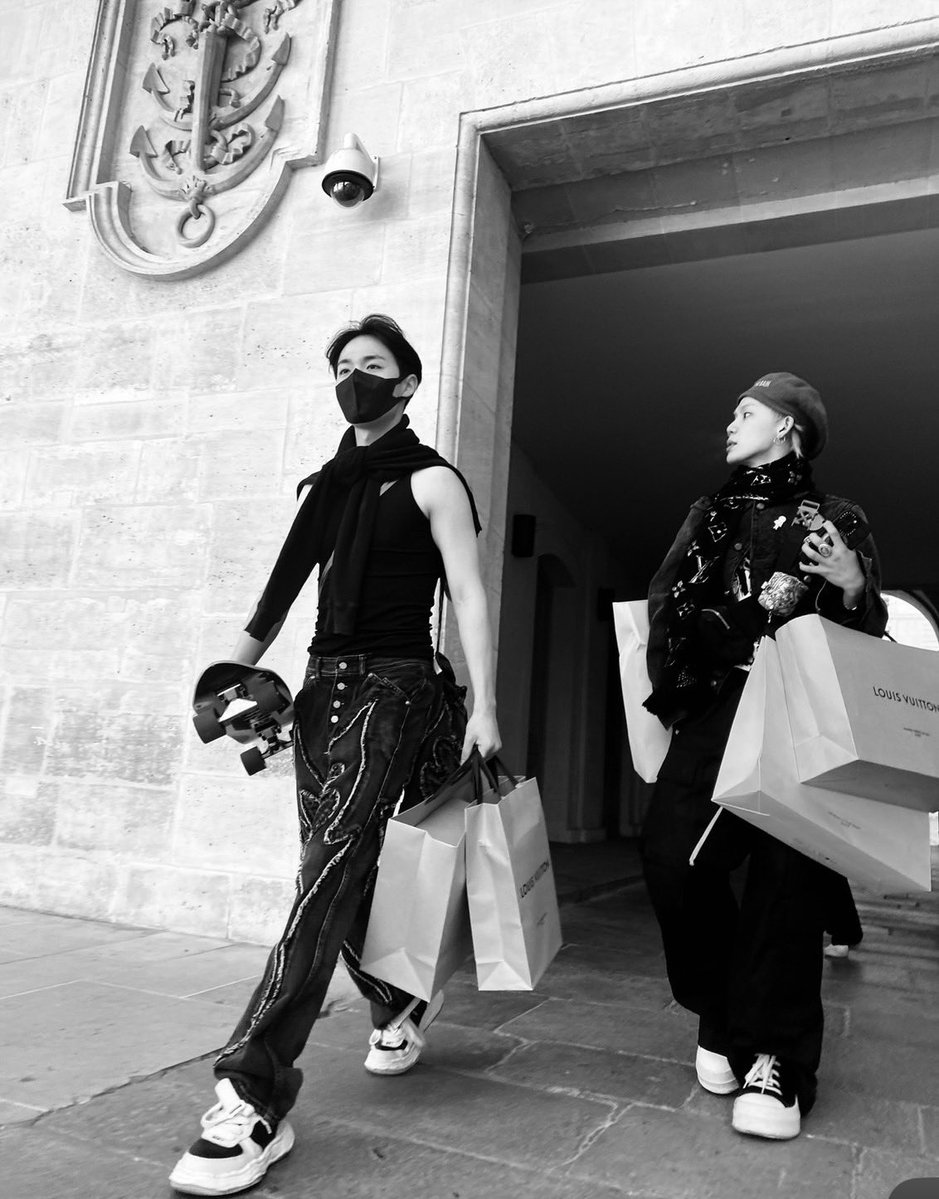 treasuremembers's tweet image. 내 영원한 동생 도영이 생일축하한돠아아아아아아ㅏ앙ㅇ 와 이번 축하로 드디어 너 생일 10번째 축하해주네 🥹🤩 10년 동안 철없는 형 옆에 같이 있어줘서 너무 고생 많았고 앞으로도 잘 부탁한당💜💜💜 내 학교 후배이자 네이버후드이자 입사동기이자 제일 아끼는 동생 도영아 누구보다 행복하고 너가…