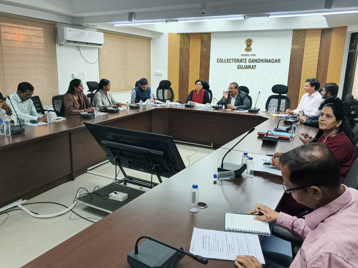 આજરોજ કલેક્ટર કચેરી ખાતે તમામ સ્ટાફ સભ્યોની બેઠક યોજવામાં આવી હતી. બેઠક દરમિયાન કચેરીની તમામ શાખાઓની પડતર કામગીરીની વિગતવાર સમીક્ષા કરવામાં આવી તેમજ બાકી રહેલી તમામ કામગીરી નિર્ધારિત સમયમર્યાદામાં પૂર્ણ કરવાની તાકીદ કરવામાં આવી.

ગાંધીનગર કલેક્ટર શ્રી મેહુલ દવેના માર્ગદર્શનમાં