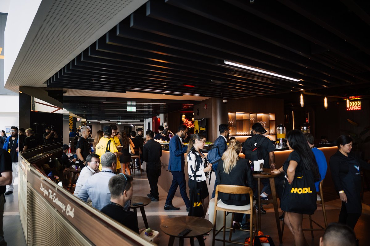 Amazing energy across #BinanceBlockchainWeek today.
That’s a wrap for Day 1.

We’re back again tomorrow.
Closing the day with The Big Debate featuring CZ and Schiff.