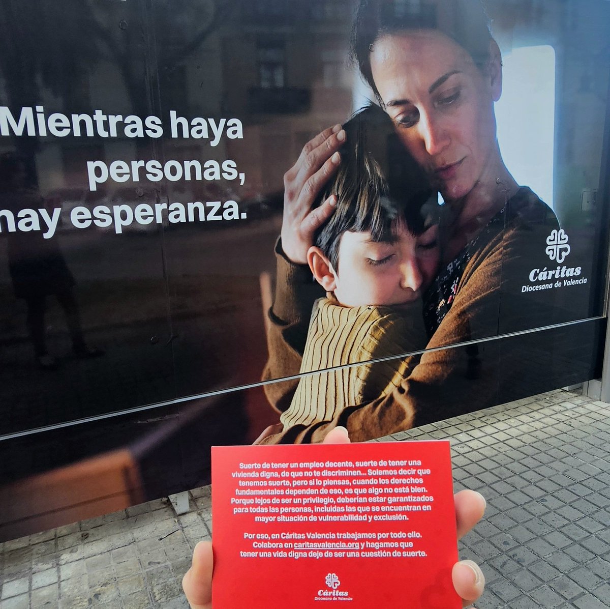 La campaña de Navidad de <a href="/ValenciaCaritas/">Valencia Cáritas</a> recuerda que los derechos fundamentales de las personas no pueden depender del azar. La suerte es otra cosa y queremos que lo descubras junto a nosotras. Seguiremos acompañando a quienes más lo necesitan. #MientrashayaPersonashayEsperanza