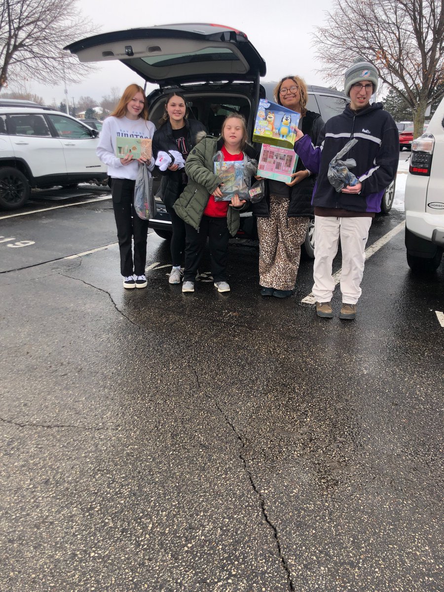 GivingTreeHSSD's tweet image. A shopping we will go!!!  
We are so grateful for @BayPortDeca  School Store Partnership and Work Experience Pirates helping shop for our Holiday Store.
The students did a great job picking out the perfect gifts!
Thank you!!
@hssd