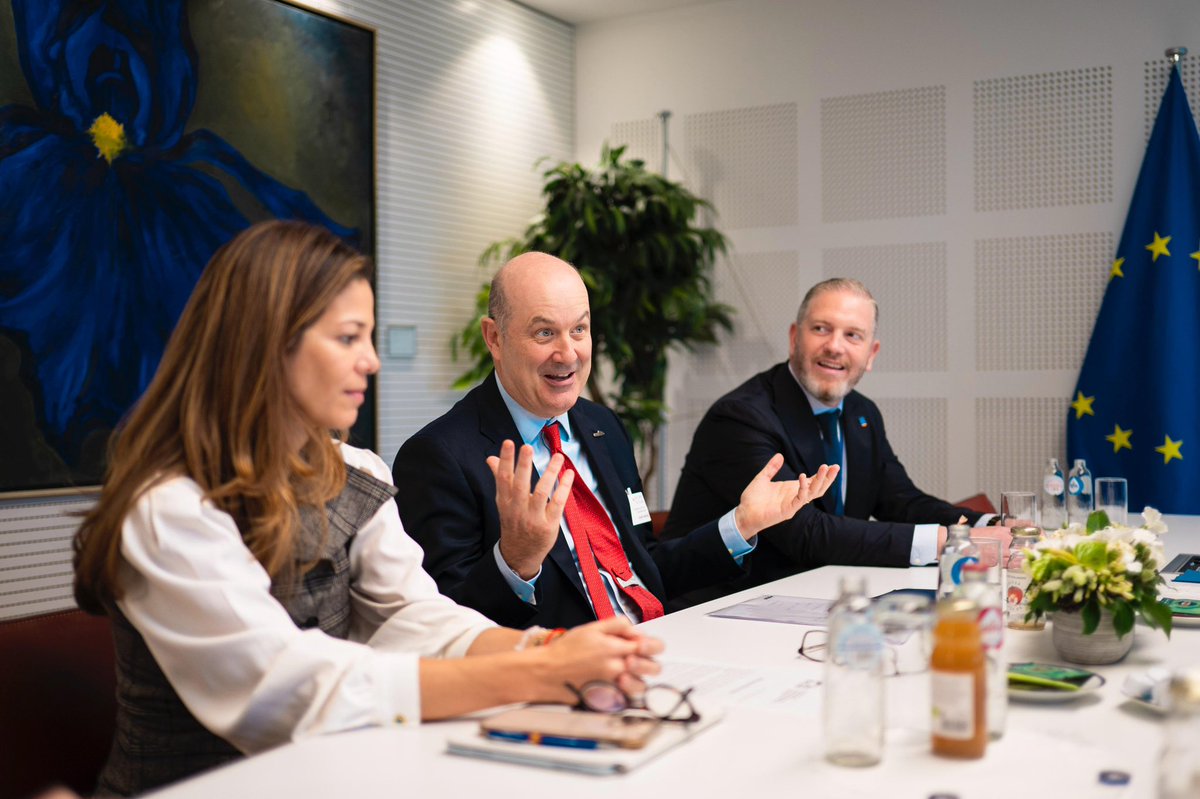 Hoy recibimos en el Parlamento Europeo a Federico Sturzenegger, ministro de Desregulación de Argentina, junto a <a href="/dlacalle/">Daniel Lacalle</a> .

Un mensaje claro:
🔹 Menos burocracia, más libertad económica
🔹 Normas simples que impulsen competitividad
🔹 Prudencia ante el euro digital para proteger