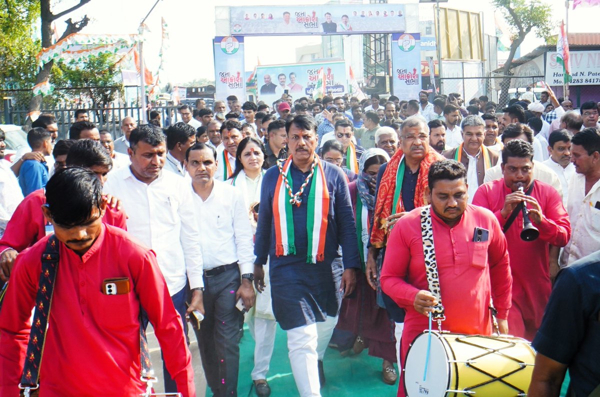 AmitChavdaINC's tweet image. “गुज़रात की जनता के मूल प्रश्नों, उनकी वेदना और जनाक्रोश को सशक्त स्वर प्रदान करने के उद्देश्य से कांग्रेस पार्टी द्वारा संचालित जन आक्रोश यात्रा के प्रथम चरण का समापन बेचाराजी में आयोजित विराट जनसभा के साथ सम्पन्न हुआ।

इस ऐतिहासिक पहल में सहभागी बनकर जनांदोलन को ऊर्जा प्रदान…