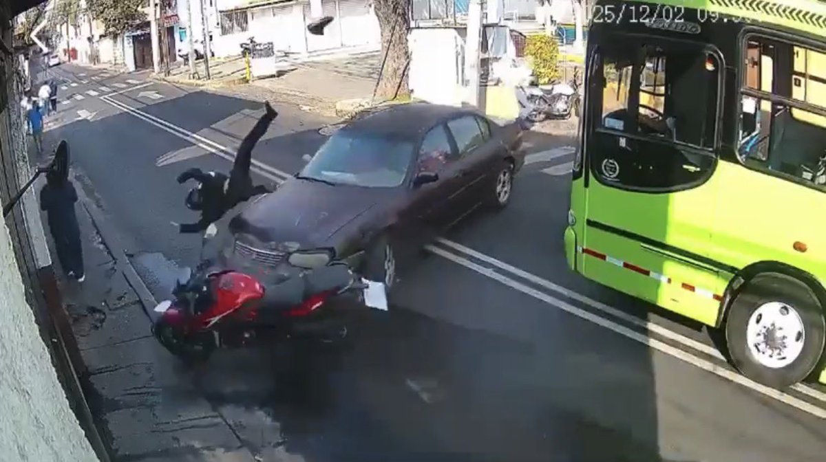 polar2121's tweet image. La ciclovía de Tlalpan, tan malvada que provoca choques a distancia….