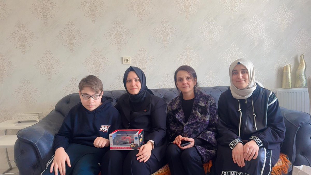 📍 KARAKÖPRÜ 

  İl Kadın Kolları Başkanımız <a href="/ZehraAy063/">Zehra AY</a>, İl Başkan Yardımcımız <a href="/Yudum_Klcoglu/">Feryal Yudum Kılıçoğlu</a> ve Başkan Yardımcımız ile birlikte Seyrantepe Mahallemizde  kıymetli  kardeşimiz  Anzilha Bayram hanımın evine misafir olduk.  

Engelsiz bir yaşam için büyük fedakârlıkla evladına