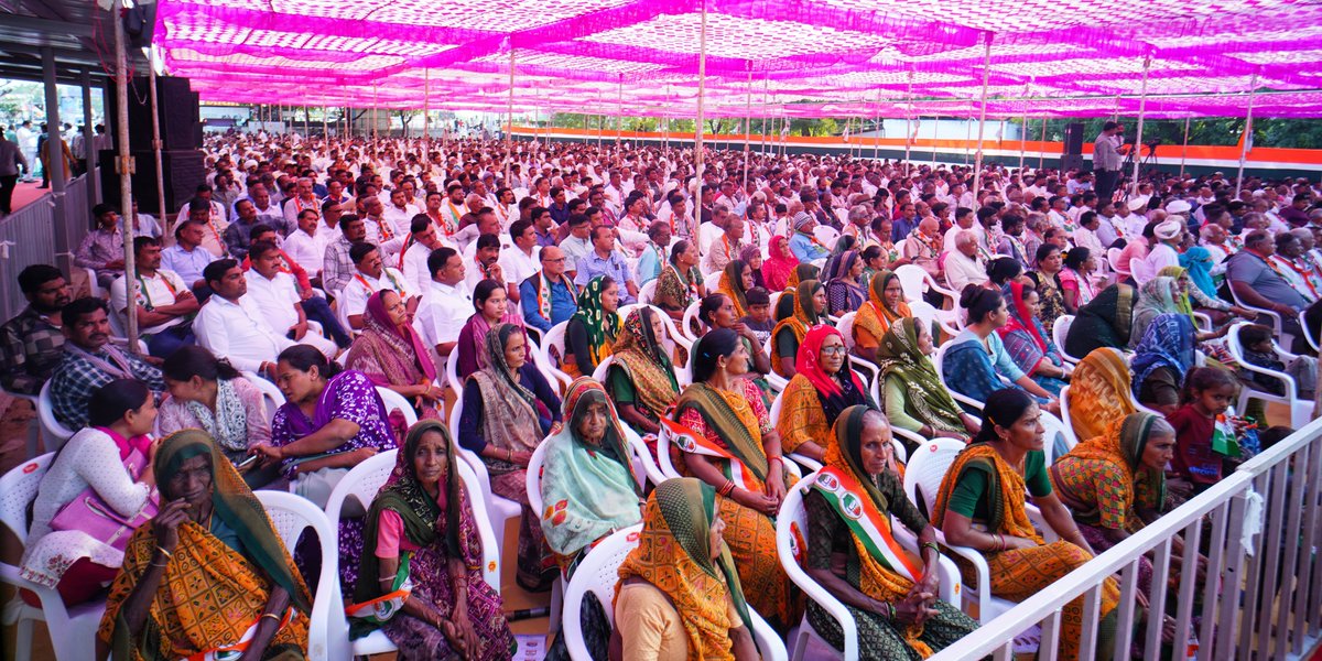 AmitChavdaINC's tweet image. “गुज़रात की जनता के मूल प्रश्नों, उनकी वेदना और जनाक्रोश को सशक्त स्वर प्रदान करने के उद्देश्य से कांग्रेस पार्टी द्वारा संचालित जन आक्रोश यात्रा के प्रथम चरण का समापन बेचाराजी में आयोजित विराट जनसभा के साथ सम्पन्न हुआ।

इस ऐतिहासिक पहल में सहभागी बनकर जनांदोलन को ऊर्जा प्रदान…