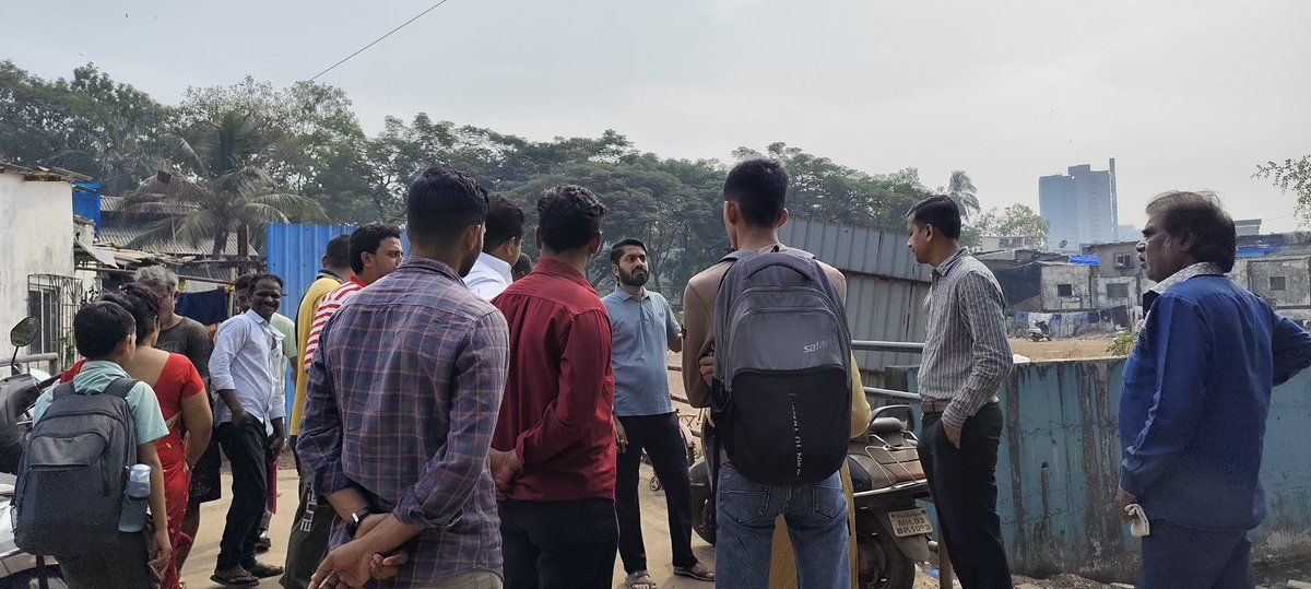 Ravikedar01's tweet photo. वार्ड १५४ 
महानगरपालिकेच्या पर्जन्य जलवाहिनी विभाग व परिरक्षण विभागाच्या अधिकाऱ्यांसोबत चरई नाल्याची पाहणी करून नाल्याच्या बाजूंच्या पायवाटा अत्यंत खराब अवस्थेत असल्यामुळे नागरिकांना मोठ्या गैरसोयीचा सामना करावा लागत आहे. या पायवाटा तातडीने दुरुस्त करण्यात  याव्यात अशी मागणी केली https://t.co/HL0r04gct2