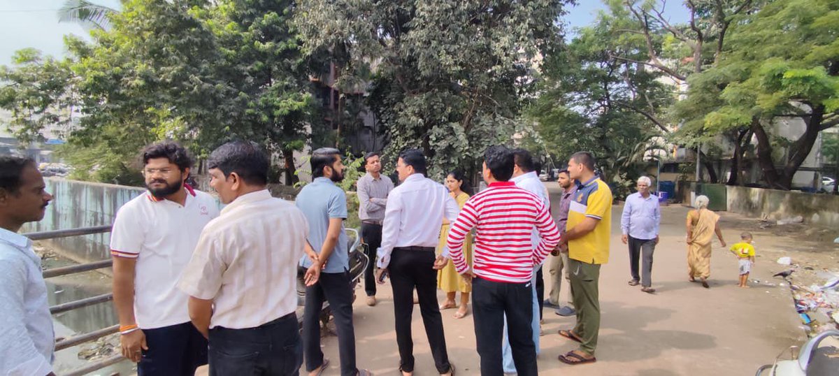 Ravikedar01's tweet photo. वार्ड १५४ 
महानगरपालिकेच्या पर्जन्य जलवाहिनी विभाग व परिरक्षण विभागाच्या अधिकाऱ्यांसोबत चरई नाल्याची पाहणी करून नाल्याच्या बाजूंच्या पायवाटा अत्यंत खराब अवस्थेत असल्यामुळे नागरिकांना मोठ्या गैरसोयीचा सामना करावा लागत आहे. या पायवाटा तातडीने दुरुस्त करण्यात  याव्यात अशी मागणी केली https://t.co/HL0r04gct2