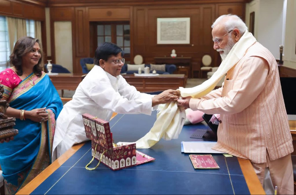 पीएम श्री नरेन्द्र मोदी जी की सत्ता ‘अहंकार ‘के लिये नहीं सेवा भाव के लिये है । पीएमओ अब ‘सेवा तीर्थ’, राजभवन’ लोक भवन’, तथा केन्द्रीय सचिवालय का ‘कर्तव्य भवन’ भारतीय शासन-दर्शन की नमो दृष्टि है ।  जिस ओर पूरी दुनिया देख रही है । <a href="/narendramodi/">Narendra Modi</a> 
#सेवातीर्थ #लोकभवन #कर्तव्यभवन