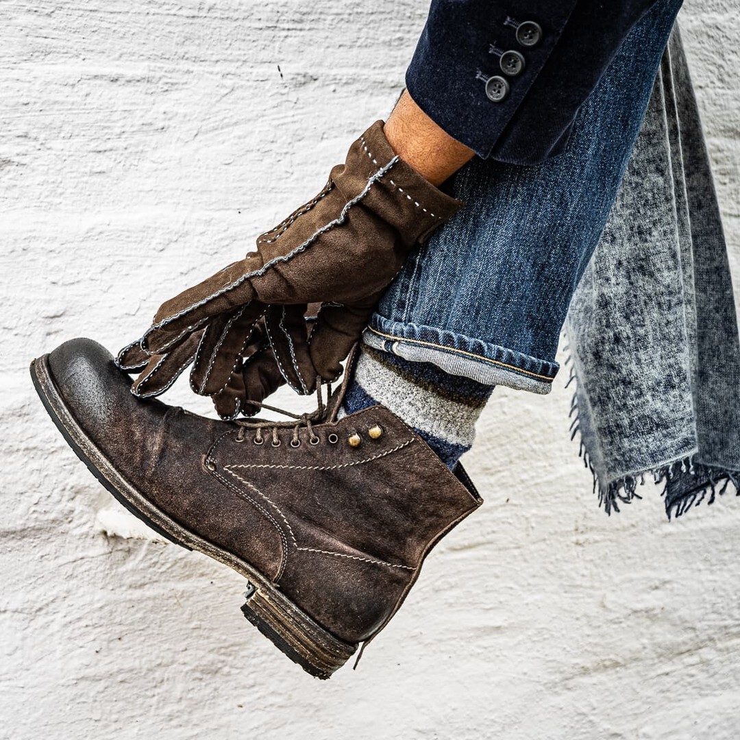 Rau, lebendig und voller Charakter.
Der Shoto 5998 steckt die ganze Faszination italienischer Handarbeit in einen einzigen Boot. Reverse-Horse-Leder, gewaschen, gebürstet, getragen wie aus alten Werkstattgeschichten herausgeschnitten. Dazu eine Vibram-So… instagr.am/p/DRzqbEGjFvA/