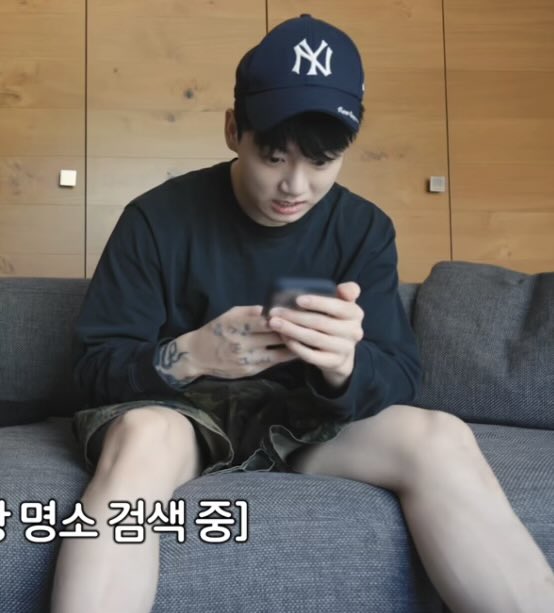 lolitavkoo's tweet image. That literally a 4 years old toddler playing games on his uncle's phone 😭