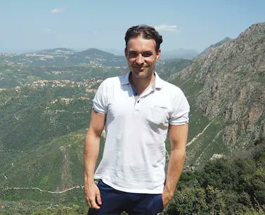 FerhatMhenni's tweet photo. CHRISTOPHE GLEIZES, UN OTAGE FRANÇAIS EN ALGÉRIE

Les espoirs de libération de Christophe Gleizes viennent d'être anéantis par le verdict rendu aujourd'hui en appel, confirmant la peine de 7 ans de prison ferme prononcée en 1ère instance.
C'est là l'échec de la politique de bienveillance de la France à l'égard de l'Algérie et de son régime militaire, qui ne s’agenouillent que devant le rapport de force. La libération de Boualem Sansal en témoigne.
L'avocat algérien, mis à disposition par les Services dont il est proche, a même réussi, pour mieux humilier l'Élysée, à arracher du journaliste sportif français une demande de "pardon" face à ses juges, restée lettre morte.
Je rappelle, et je mets au défi quiconque en mesure de me prouver le contraire, qu'il n'y a que le soutien de la France au droit du peuple kabyle à recouvrer sa souveraineté qui puisse rétablir le rapport de force en sa faveur et libérer son intègre journaliste.

L'opportunité pour Paris de renverser ce rapport de force lui est offerte à l'occasion de la Déclaration d'indépendance de la Kabylie, qui aura lieu ce 14 décembre 2025.

La ligne de fermeté prônée par un certain nombre de personnalités politiques françaises semble meilleure que les attitudes de conciliation interprétées à Alger comme des signes de faiblesse.

Christophe Gleizes n'a pas été condamné pour "apologie du terrorisme", il n’en a jamais fait : il a été condamné pour entretenir les tensions avec la France, à laquelle Alger voudrait dicter sa loi sur la scène internationale.

#Mak #Anavad #FreedomForKabylia #Kabylie #France #ChristopheGleizes #Algerie