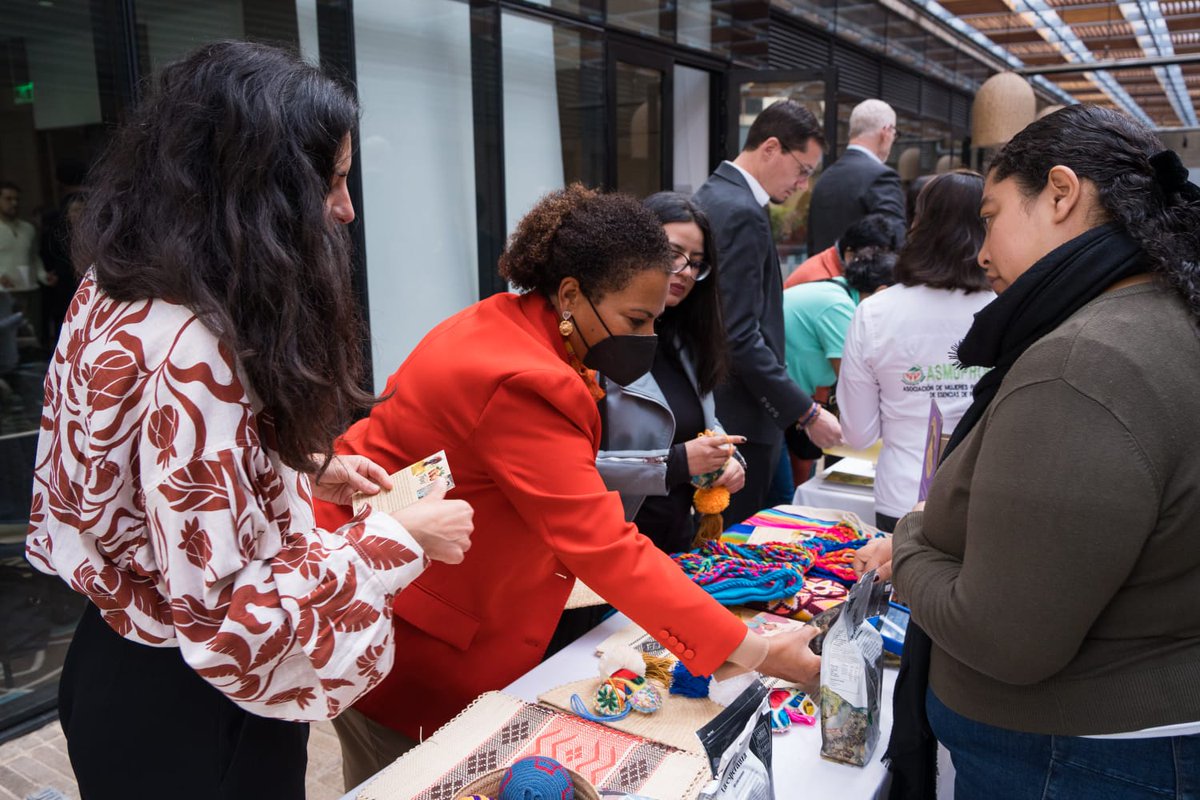 SuizaColombia's tweet image. 3/4
Se compartieron y discutieron análisis sustantivos y propuestas relevantes en cada ámbito para articular esfuerzos por un 2026 en el que las mujeres, sus derechos, y la igualdad de género estén en el centro del desarrollo, la democracia y la paz en Colombia.