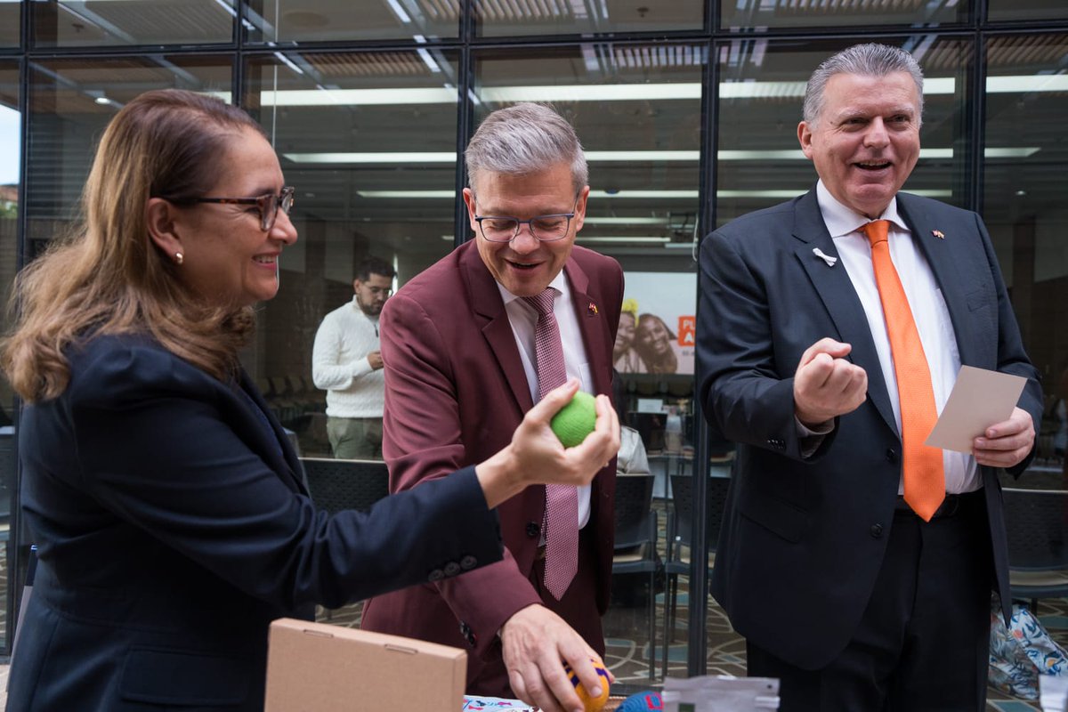 SuizaColombia's tweet image. 4/4
Desde la MGCI #CooperamosPorLaIgualdad de la mano de todos los actores nacionales porque las soluciones para las mujeres son avances para Colombia.