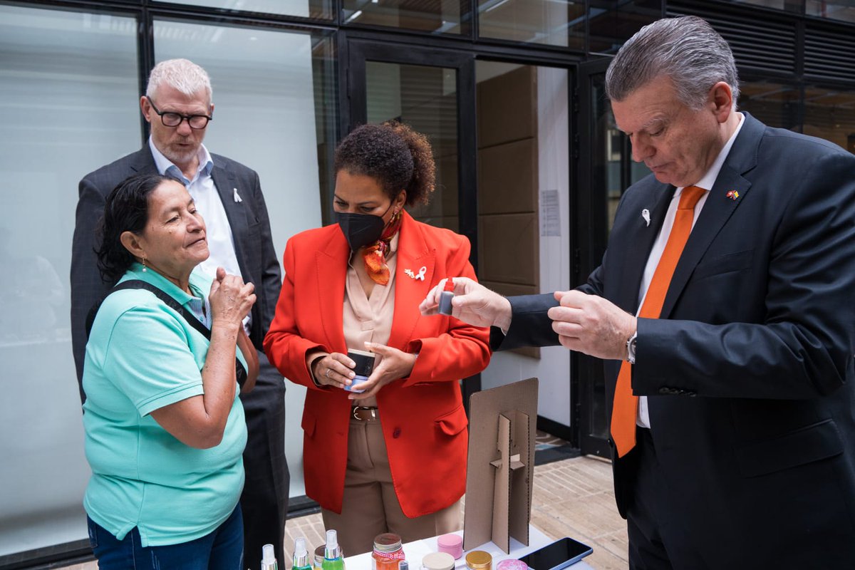 SuizaColombia's tweet image. 4/4
Desde la MGCI #CooperamosPorLaIgualdad de la mano de todos los actores nacionales porque las soluciones para las mujeres son avances para Colombia.