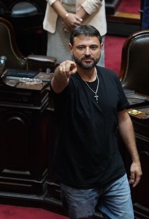PRIMER FOTO DE JUAN GRABOIS EN EL CONGRESO NACIONAL

Clavandole a mirada y desafiando a Milei, hay que sacarlos a todos y hacer que devuelvan todo lo que se están robando. 

Duro contra la casta Juan.