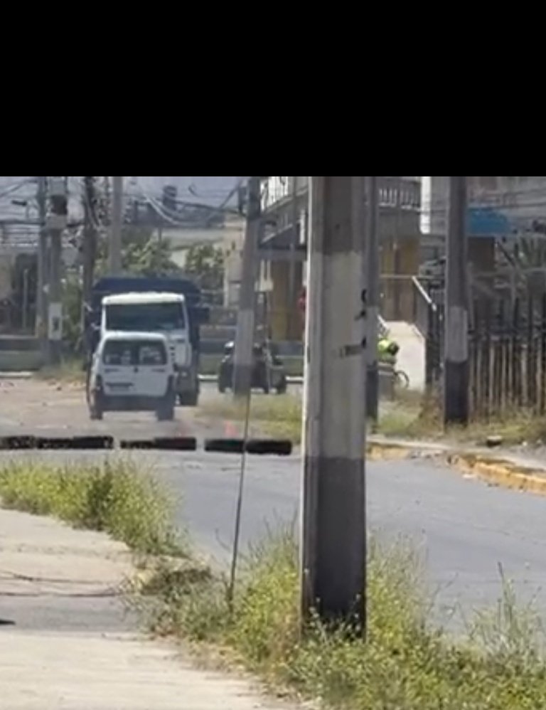 JOSEDIAZT's tweet photo. Barricadas y Disparos en el sector Dintrans de #Rancagua en estos momentos, no existe panfleto o lienzo señalando alguna problemática, se oyen además ráfagas de disparos desde el sector del campamento. Vecinos atemorizados viven el día a día en un sector sin ley @seguridadOHi https://t.co/HNZE5MkZvb