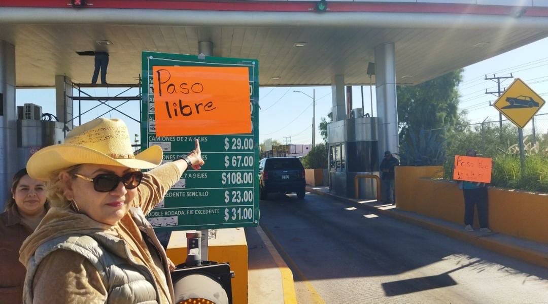 michelleriveraa's tweet image. #ÚLTIMAHORA Productores del Valle de Mexicali, toman caseta de Puente Río Colorado en San Luis Río Colorado, #Sonora, buscan presionar a Diputados Federales por la Ley de Aguas Nacionales.
El paso “está libre”  

Vía @flormbd